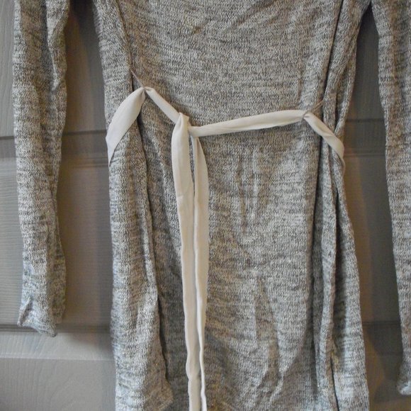 sweater - Picture 3 of 4